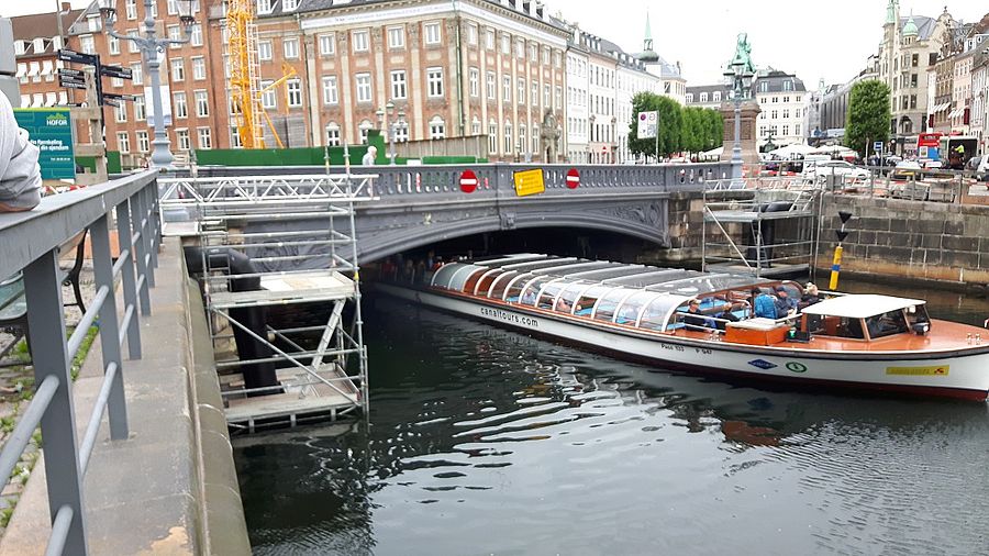 EN Stillads & Hejs arbejde på Højbro plads lige over for Christiansborg